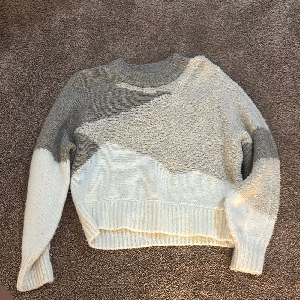 Abercrombie & Fitch Gray and Cream Crew Neck Sweaters